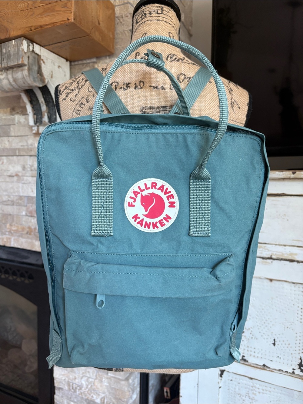 Fjallraven Kanken classic backpack in frost green clean